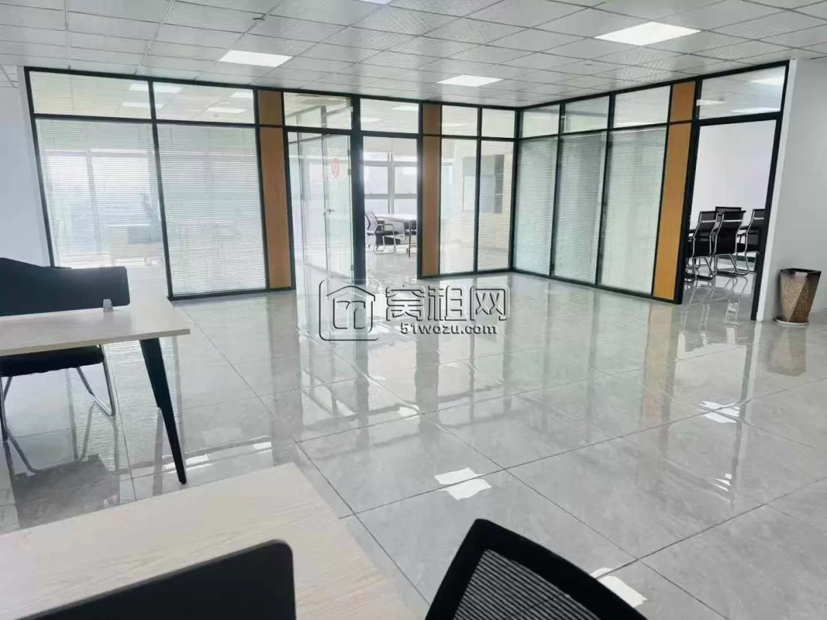 博纳大厦高楼层全套家具，双面采光，288平，原价14800/月 现仅需13000/月