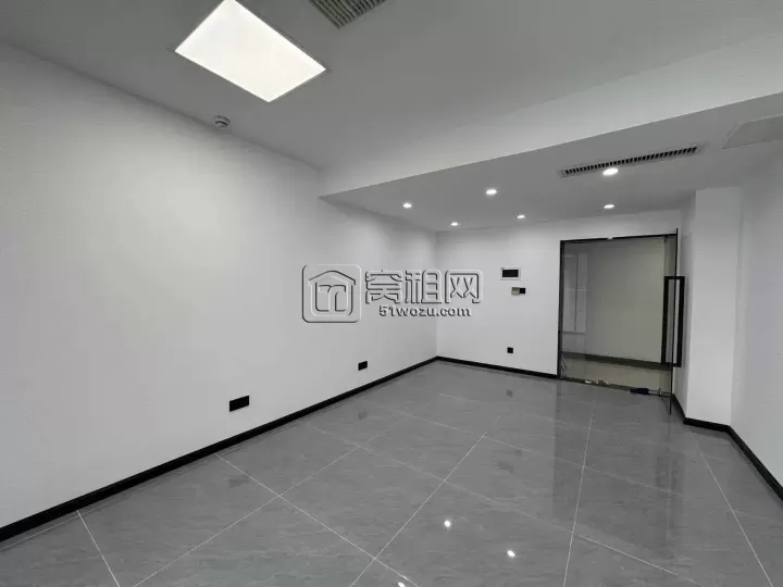 宁波皇冠大厦对面科贸中心60平方朝南办公室出租2800元