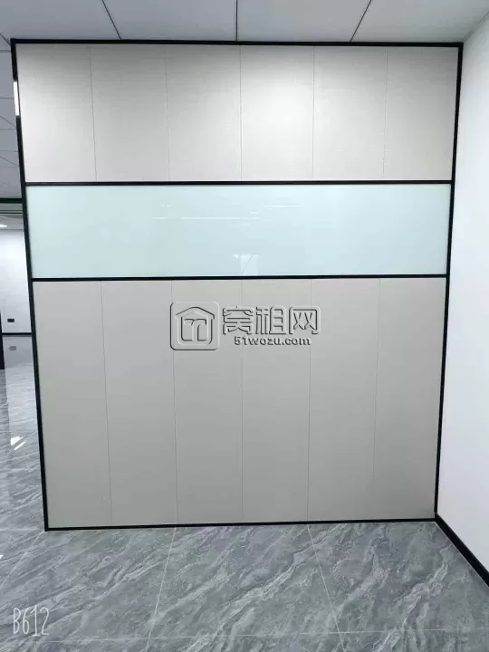 地铁口中策世纪博园150平方全新装修，带2个隔间，一个形象墙，电子门禁，朝南，随时看房，随时入驻.