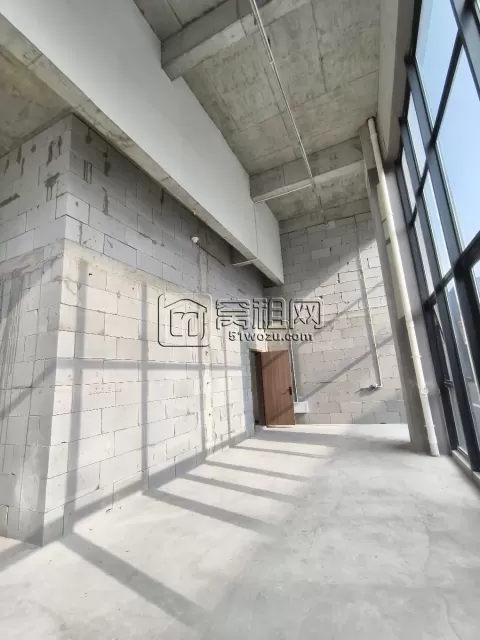 江北洪塘爱租大厦一楼底商出租，西南方向，两面采光，59平可隔两层，租2782元