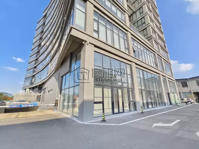 江北洪塘爱租大厦一楼底商出租，西南方向，两面采光，59平可隔两层，租2782元