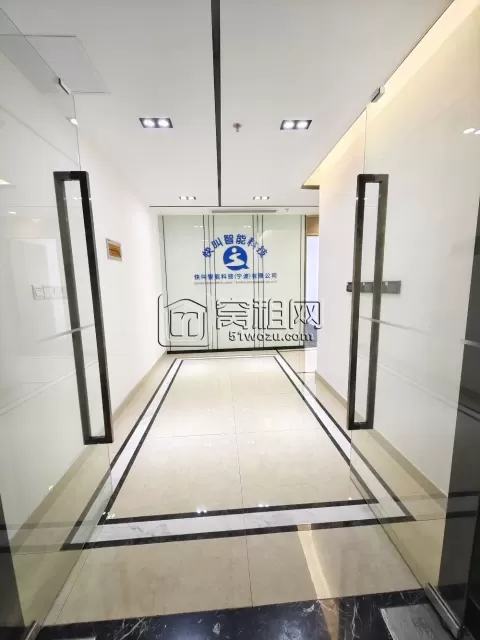 宁波月湖金汇大厦出租写字楼347.7平 朝西南 带办公家具 有高端茶桌，经理办公室，会议室6个隔间