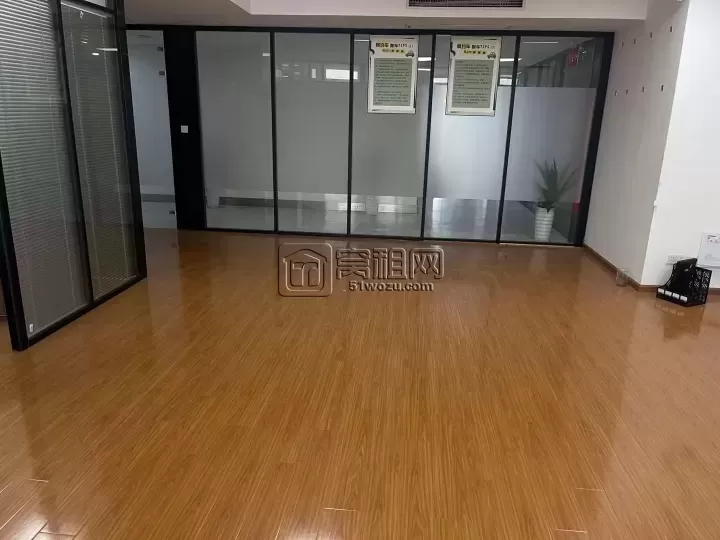 高桥商会160平精装出租 带四个隔间 户型好  朝南 随时入住