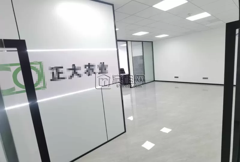 高新区智慧园：深蓝大厦 ​精装修148平方，落地窗 ​室内3个隔间！独立空调