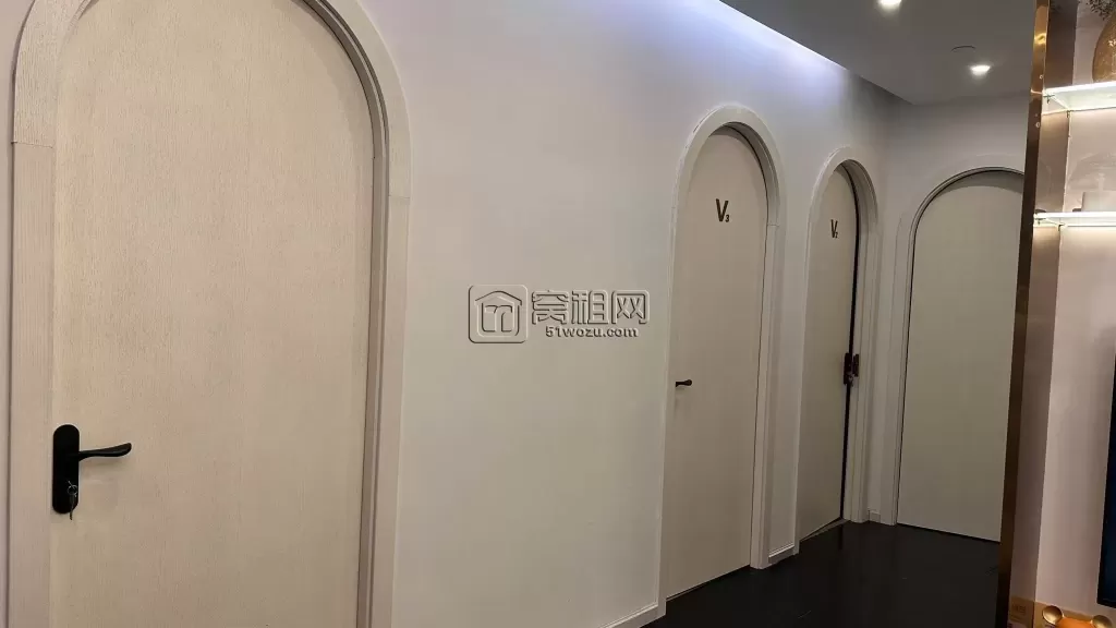 宁波商会电梯口 朝西 150平 四隔间 带水源 无转让费8500一月