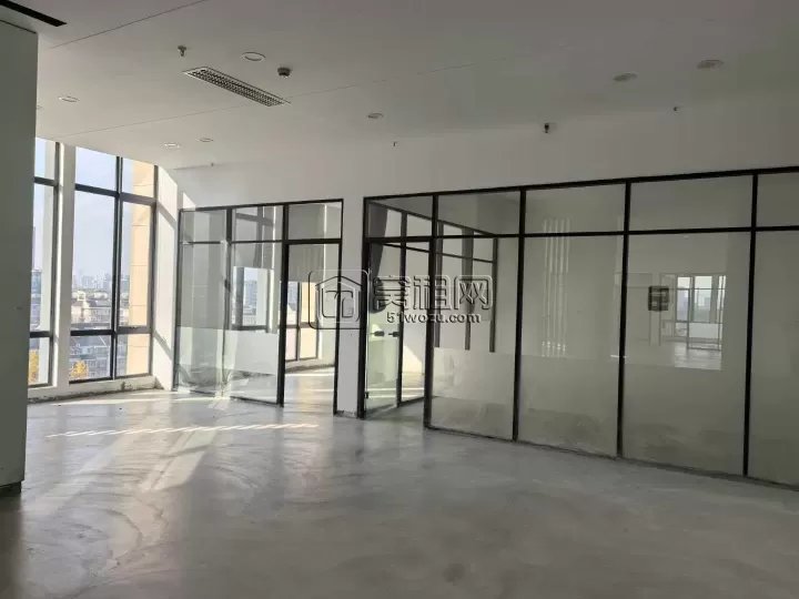 东部新城地铁口，东都国际355平精装写字楼出租，租金1.8元，朝向南，双面采光，4隔间加企业形象墙