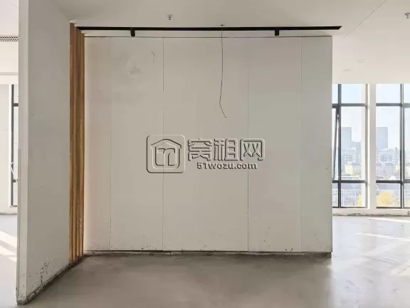东部新城地铁口，东都国际355平精装写字楼出租，租金1.8元，朝向南，双面采光，4隔间加企业形象墙