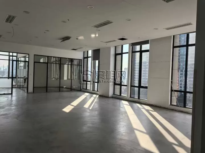 东部新城地铁口，东都国际355平精装写字楼出租，租金1.8元，朝向南，双面采光，4隔间加企业形象墙