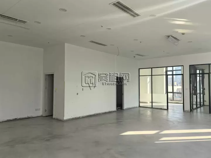 东部新城地铁口，东都国际355平精装写字楼出租，租金1.8元，朝向南，双面采光，4隔间加企业形象墙