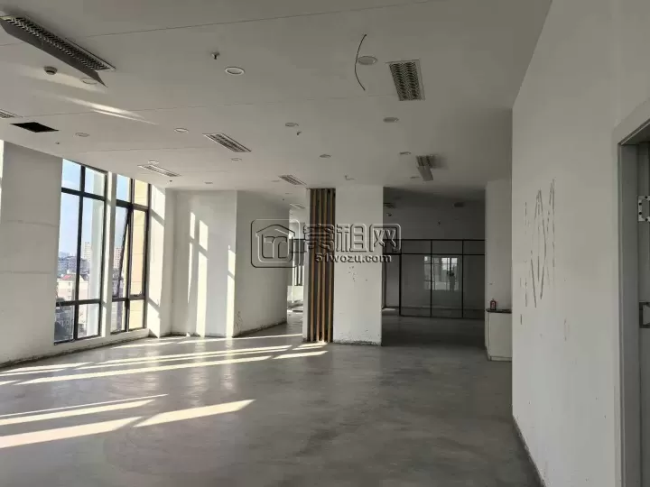 东部新城地铁口，东都国际355平精装写字楼出租，租金1.8元，朝向南，双面采光，4隔间加企业形象墙