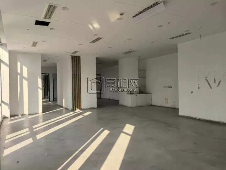 东部新城地铁口，东都国际355平精装写字楼出租，租金1.8元，朝向南，双面采光，4隔间加企业形象墙