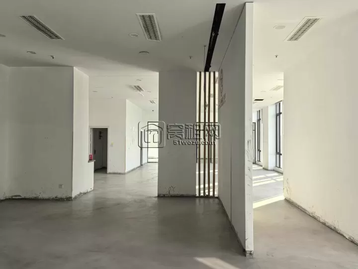 东部新城地铁口，东都国际355平精装写字楼出租，租金1.8元，朝向南，双面采光，4隔间加企业形象墙
