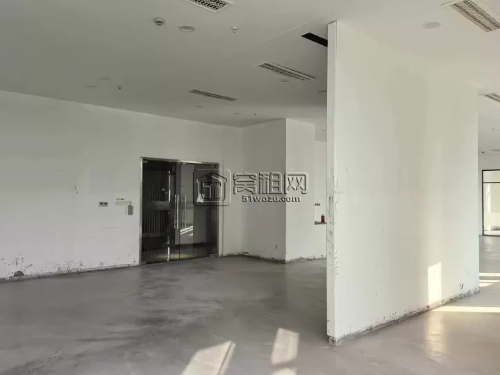 东部新城地铁口，东都国际355平精装写字楼出租，租金1.8元，朝向南，双面采光，4隔间加企业形象墙