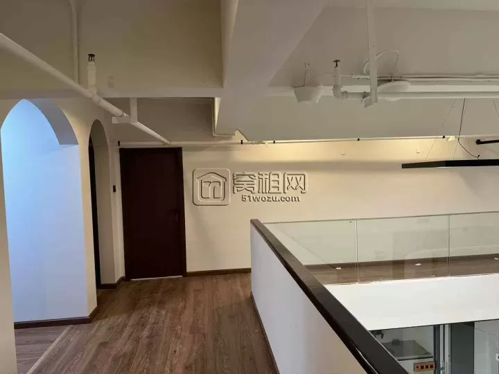 鄞州区滨江商业广场写字楼255平复式，13.6万一年