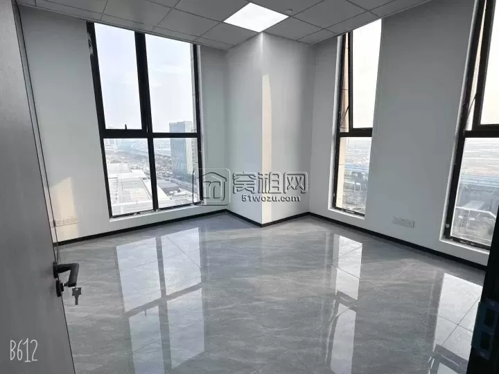 江北前洋E商小镇地铁口绿地未来中心172平方东南朝向.带三个隔间，一个形象墙.电子门禁.带家具出租