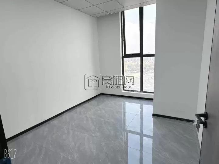 江北前洋E商小镇地铁口绿地未来中心172平方东南朝向.带三个隔间，一个形象墙.电子门禁.带家具出租