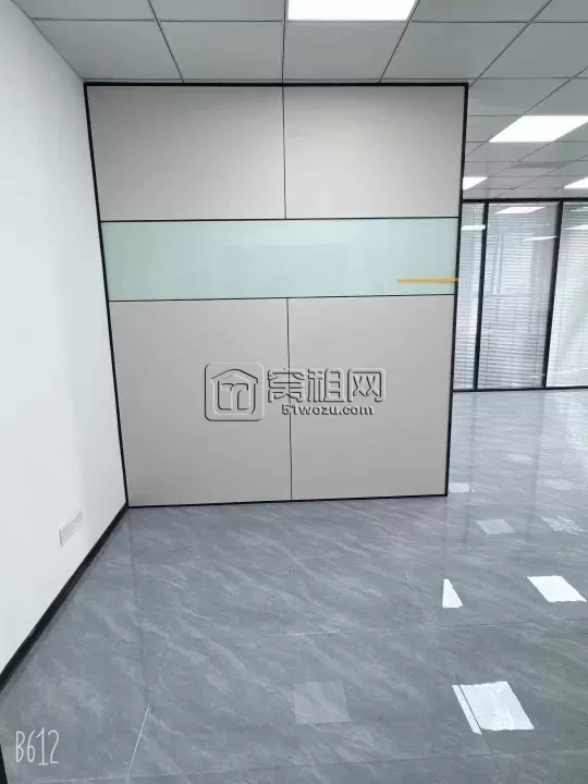 江北前洋E商小镇地铁口绿地未来中心172平方东南朝向.带三个隔间，一个形象墙.电子门禁.带家具出租