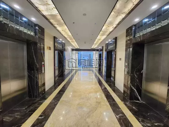 宁波福明路地铁站出口世纪东方朝南82平方，精装修一个隔间，带全套家具