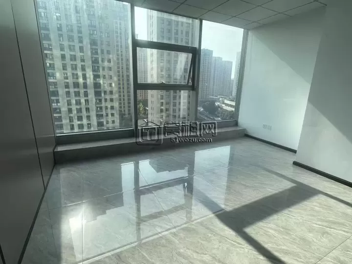 东部·银泰大厦  朝向：朝南 面积：150m²  单价：2.2元/m²/天