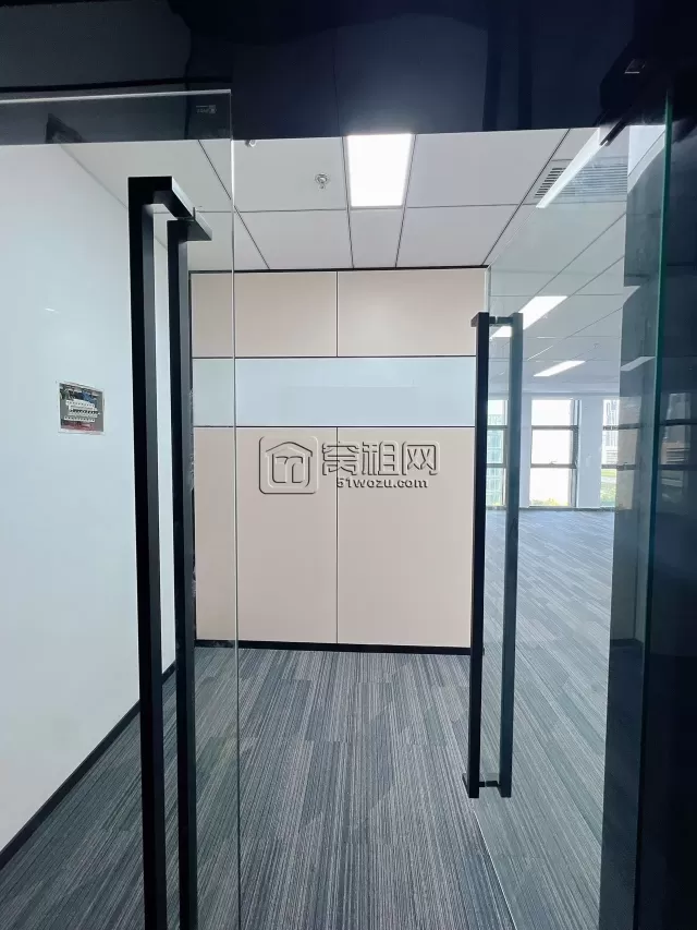 东部新城朝西写字楼出租111平，可定制隔断！