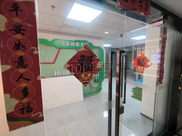 东部新城 新府银座 电梯口东南朝向 338平 6隔间