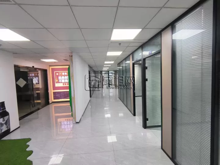 东部新城 新府银座 电梯口东南朝向 338平 6隔间
