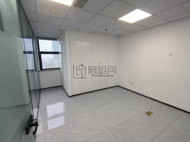 东部新城 新府银座 电梯口东南朝向 338平 6隔间