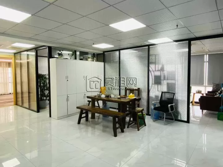 宁波百丈路嘉汇国贸大厦  东南朝向 260平写字楼出租