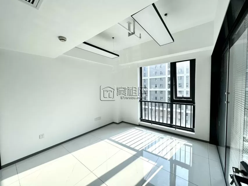 地铁1号线、5号线海宴北路A出口直达金融硅谷辅楼10号楼89.41写字楼出租