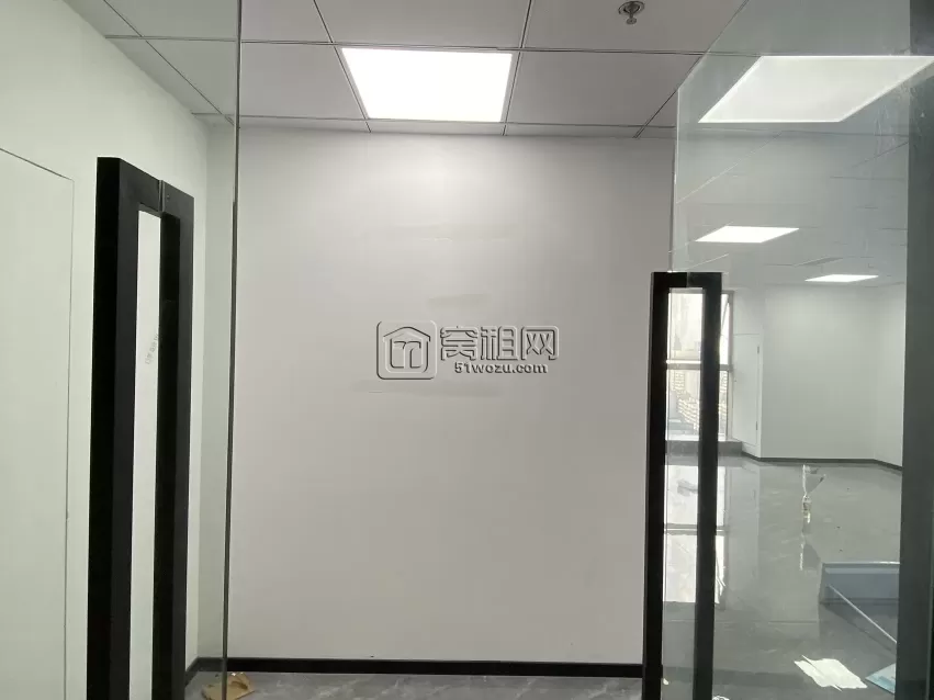 海曙区教堂对面都市仁和中心110平方租金5300每月，2个隔间