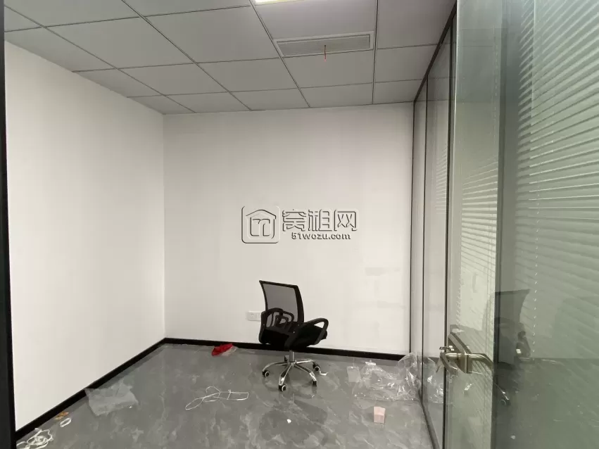 海曙区教堂对面都市仁和中心110平方租金5300每月，2个隔间