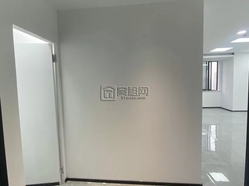 宁波市中心都市仁和大厦出租105平方租金4600每月，带上下水，朝西，一个储物间定制隔间