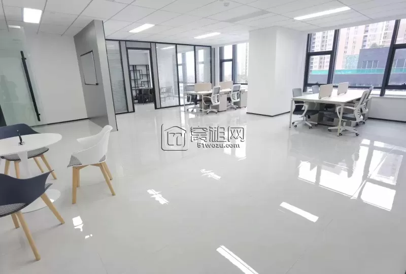 高新区芯瑞创新中心朝南238平方 ​出租员工区12人以上工位  3个经理室