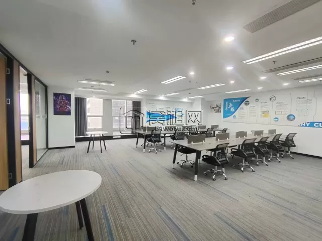 宁波天一核心商圈CBD汇金大厦出租  面积：246平  租金：2.1/平/天  朝东  精装修，三个隔间，带办公家具