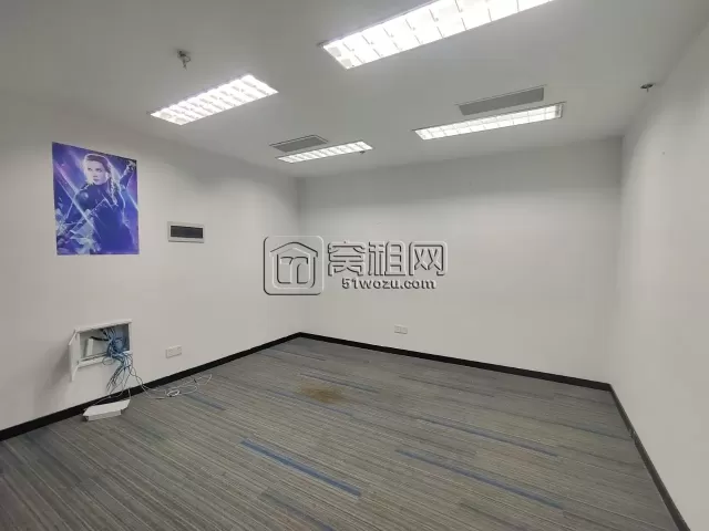 宁波天一核心商圈CBD汇金大厦出租  面积：246平  租金：2.1/平/天  朝东  精装修，三个隔间，带办公家具
