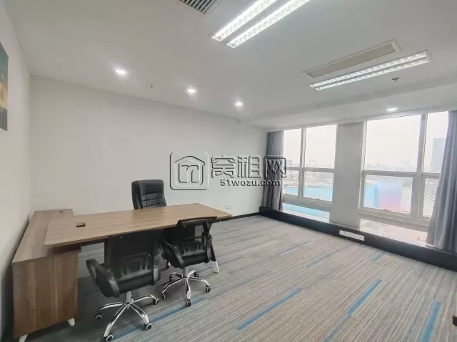 宁波天一核心商圈CBD汇金大厦出租  面积：246平  租金：2.1/平/天  朝东  精装修，三个隔间，带办公家具