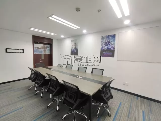 宁波天一核心商圈CBD汇金大厦出租  面积：246平  租金：2.1/平/天  朝东  精装修，三个隔间，带办公家具