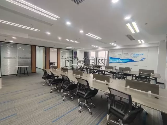 宁波天一核心商圈CBD汇金大厦出租  面积：246平  租金：2.1/平/天  朝东  精装修，三个隔间，带办公家具