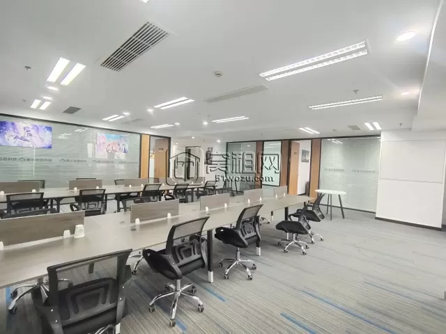 宁波天一核心商圈CBD汇金大厦出租  面积：246平  租金：2.1/平/天  朝东  精装修，三个隔间，带办公家具