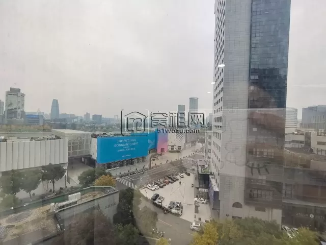 宁波天一核心商圈CBD汇金大厦出租  面积：246平  租金：2.1/平/天  朝东  精装修，三个隔间，带办公家具