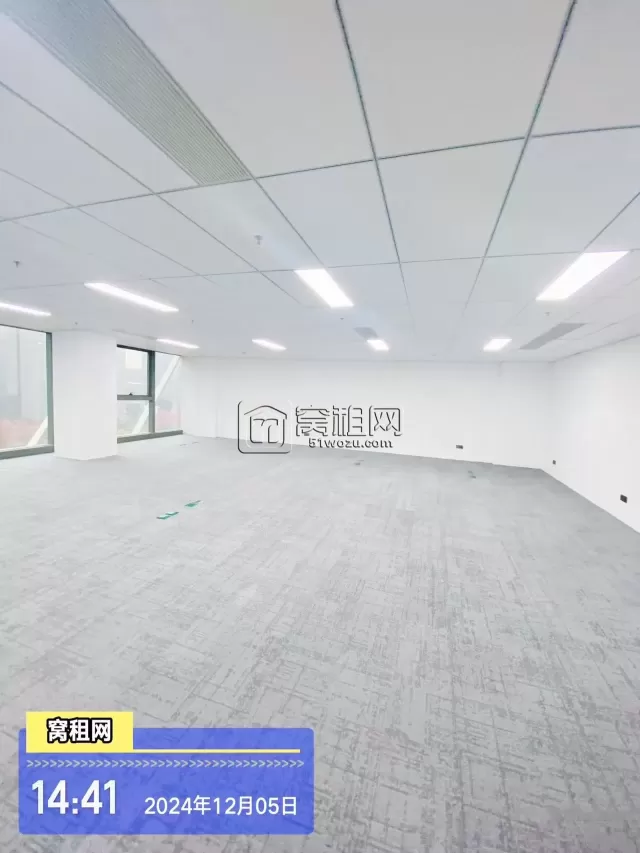 东部新城环合中心对面恒创国际W造型大楼247平米精装修办公室出租