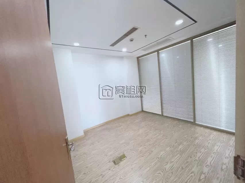 金融硅谷169.04平西南北朝向出租五个隔间，一个储物间。