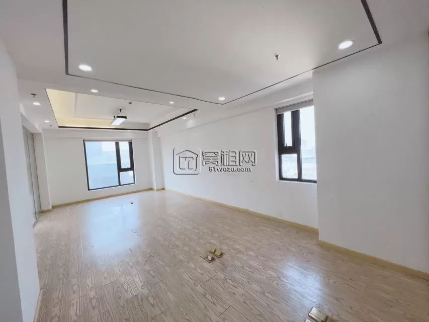 金融硅谷169.04平西南北朝向出租五个隔间，一个储物间。