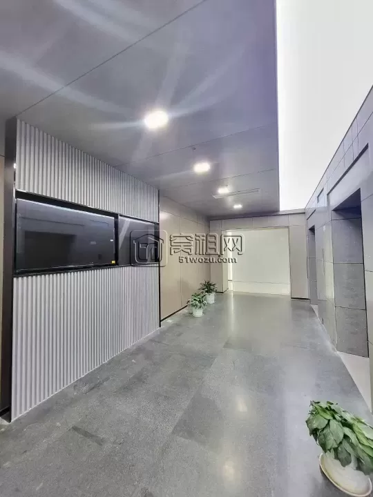 宁波地铁3号线区政府东地铁口200米新洲银座出租68平米特价2500元/月