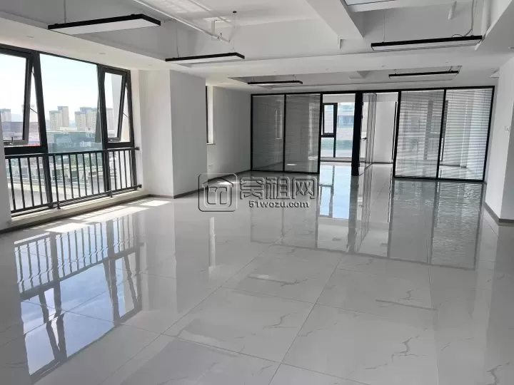 东部新城双地铁口宁波逸东诺富特酒店面积228.8平东北朝向，室内五个隔间，超大形象墙