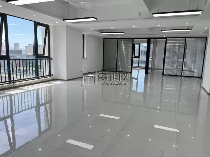东部新城双地铁口宁波逸东诺富特酒店面积228.8平东北朝向，室内五个隔间，超大形象墙