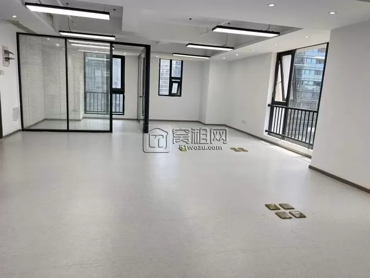 东部新城双地铁口宁波逸东诺富特酒店面积228.8平东北朝向，室内五个隔间，超大形象墙