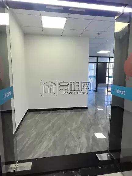 3号线地铁口泰康大厦145平西南朝向2隔断，24小时独立空调，随时看房入住。