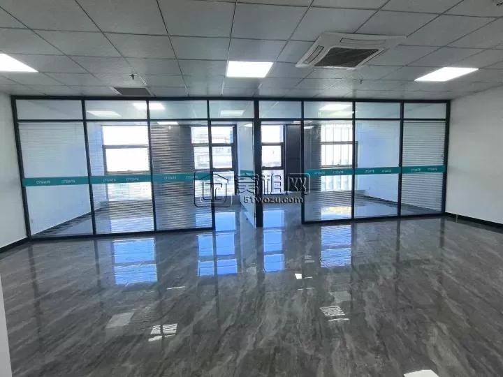 3号线地铁口泰康大厦145平西南朝向2隔断，24小时独立空调，随时看房入住。