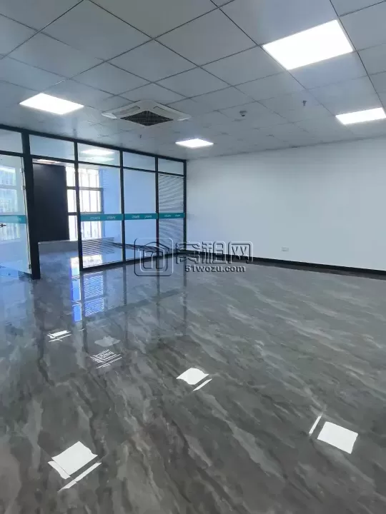 3号线地铁口泰康大厦145平西南朝向2隔断，24小时独立空调，随时看房入住。
